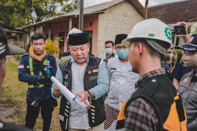 SIDAK: Bupati Jember Hendy Siswanto meninjau pengaspalan jalan dan meminta agar pekerjaan selesai tepat waktu, seperti jalan di Mumbulsari.