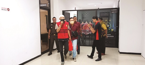 BERJALAN: Suyud Sugianto, tersangka maling uang negara sebesar Rp 164 juta, ketika digiring sejumlah petugas Kejaksaan Negeri Lumajang, kemarin siang.