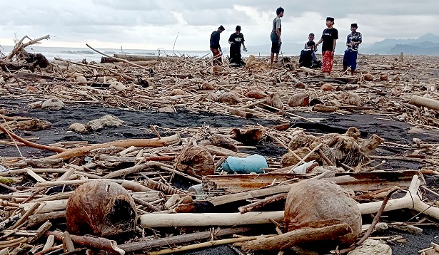 BERSERAKAN: Pemandangan Pantai Bambang, Desa Bago, Kecamatan Pasirian, yang terlihat kotor. Tiga tahun terakhir pantai ini tak dilirik banyak pengunjung.