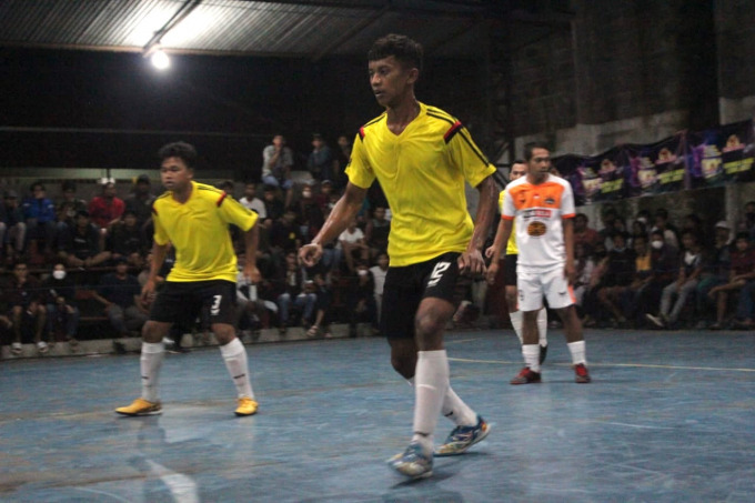 BELUM BERUNTUNG: Salah satu pemain futsal Jember saat bermain di partai puncak turnamen AFK Jember, beberapa hari lalu. Mereka harus kalah di laga final dari tim lokal, Jamaika FC.