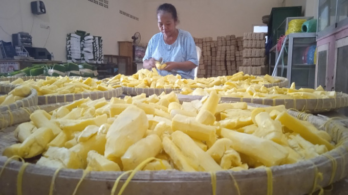 TERUS PRODUKSI: Para karyawan sedang bekerja di pabrik tape Handayani 82 yang terletak di Kelurahan Nangkaan, Bondowoso.