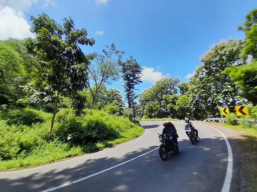 TETAP WASPADA: Arak-Arak menjadi akses terdekat Bondowoso–Surabaya atau sebaliknya. Di jalan perbatasan antara Besuki, Situbondo, dengan Wringin, Bondowoso ini pengendara harus meningkatkan kewaspadaan. Selain jalan berkelok, juga rawan tanah longsor, poh