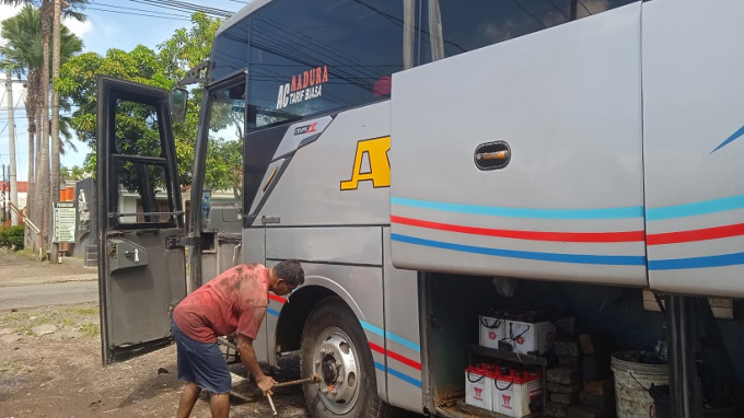 CEK KONDISI BUS: Montir tengah memeriksa roda hingga interior bus. Hal itu dilakukan untuk memastikan keselamatan dan kenyamanan penumpangnya sebelum puncak mudik Lebaran dimulai.