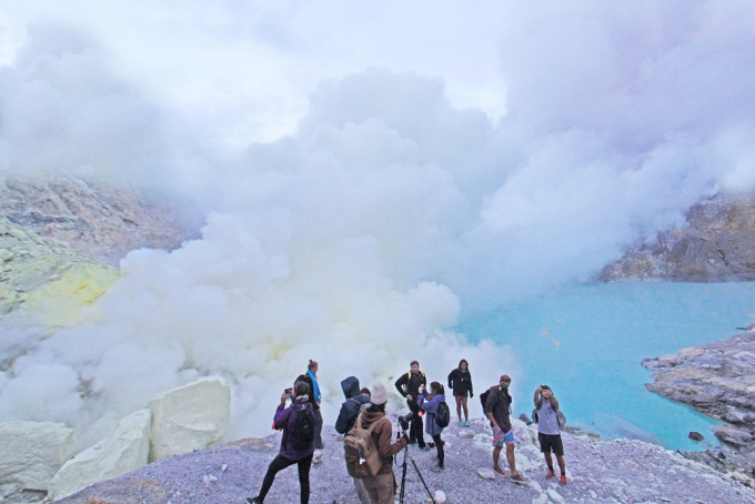 EKSOTIS: Pengunjung destinasi wisata Kawah Ijen sedang menikmati keindahan yang tersaji.