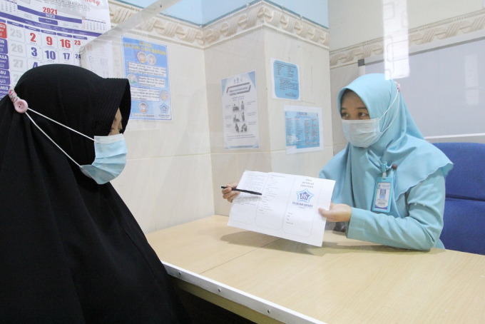 KONSULTASI: Ahli gizi RS Bina Sehat saat menjelaskan menu sahur dan buka puasa yang tepat untuk menjaga imun di tengah pandemi.