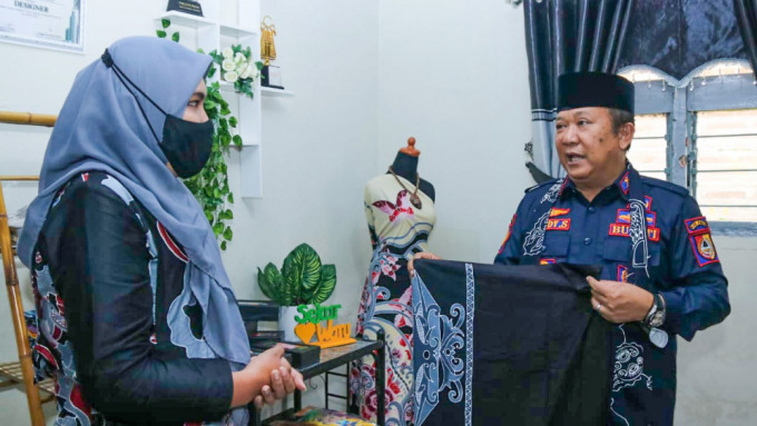 TERKESIMA: Bupati Jember Hendy Siswanto saat melihat langsung hasil karya batik dari Desa Tegalwaru, Mayang.