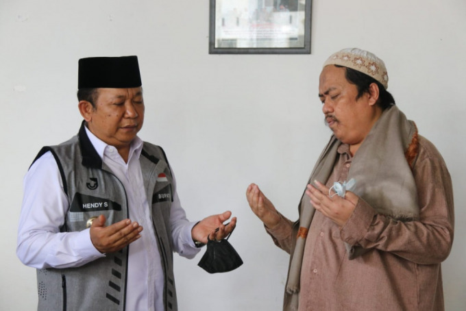 SOWAN: Di sela program Wes Wayahe Jember Berbagi, Bupati Jember Hendy Siswanto berkunjung ke kediaman Kiai Lutfi di Arjasa, kemarin (7/4).