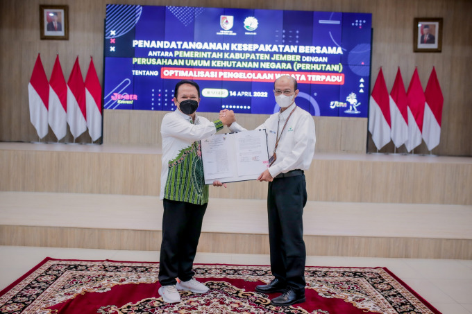 KOLABORASI: Bupati Jember Hendy Siswanto (kiri) bersama Kadivre Perhutani Jatim seusai menandatangani kerja sama dalam pengelolaan destinasi wisata.