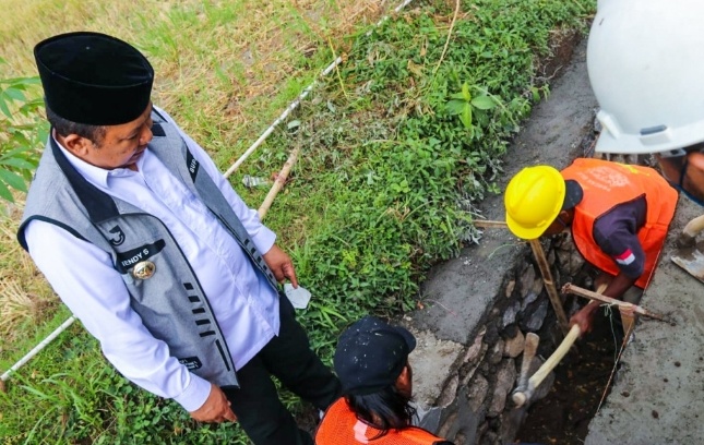 SIDAK: Bupati Hendy Siswanto meninjau pembangunan infrastruktur yang dirasa lamban di Jalan Tanjung, Jelbuk, Kamis (7/4).