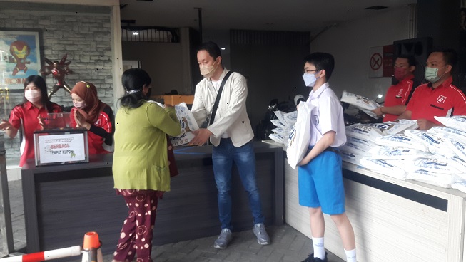 BERBAGI BERSAMA: Owner Jadi Fashion memberikan sembako kepada warga sebagai rasa saling bantu di bulan suci Ramadan dan menjelang Lebaran.