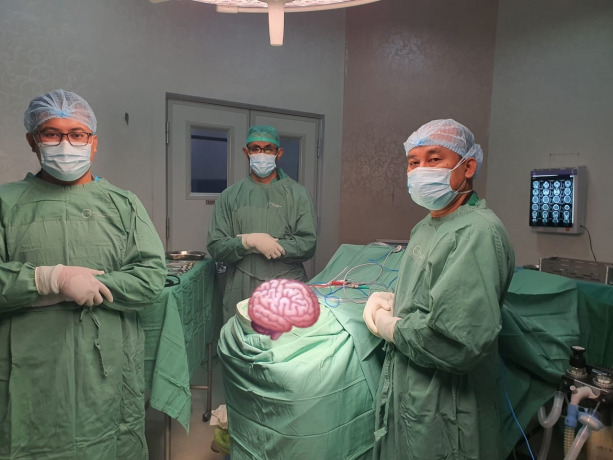 PENUH SEMANGAT: Proses bedah syaraf yang berhasil dilakukan oleh para dokter di RSU dr H Koesnadi.
