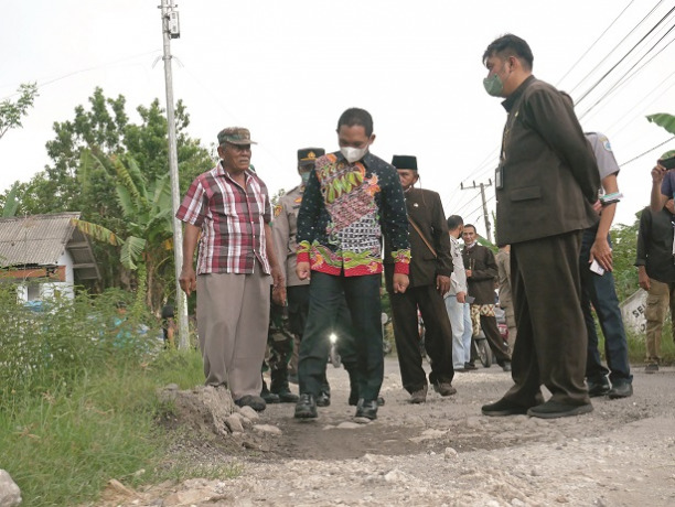 CARI SOLUSI: Suasana audiensi kerusakan jalan akibat armada pasir di Kantor Desa Tunjungrejo, Kecamatan Yosowilangun, kemarin.