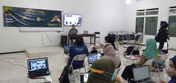 KULIAH DARING: Kuliah tamu dengan matakuliah Tata Letak dan Perwajahan dan topik “Tipografi sebagai Kurir Komunikasi Visual” menjadi bahasan menarik di Jurusan Sastra Indonesia Fakultas Ilmu Budaya Universitas Jember (FIB Unej).