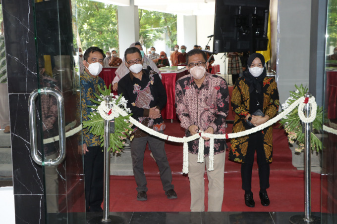 LAUNCHING: Rektor UNEJ memotong pita tanda peresmian Student Service Center.