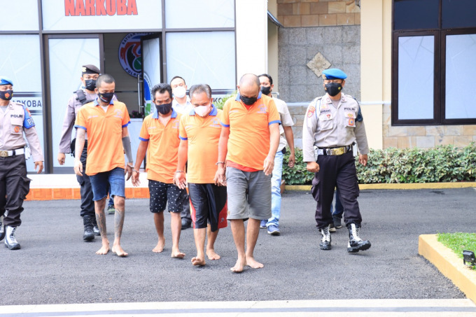 DIGELANDANG: Sejumlah tersangka narkoba saat digiring oleh anggota Polres Jember. Selama Maret kemarin, Polres Jember mengungkap 29 kasus penyalahgunaan narkoba dengan 30 tersangka.