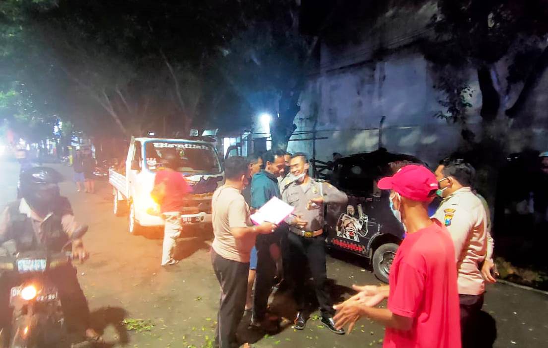 SELIDIK: Polisi ketika mendatangi TKP kecelakaan depan Telkom Jember. Insiden ini ditengarai akibat sopir kurang hati-hati.