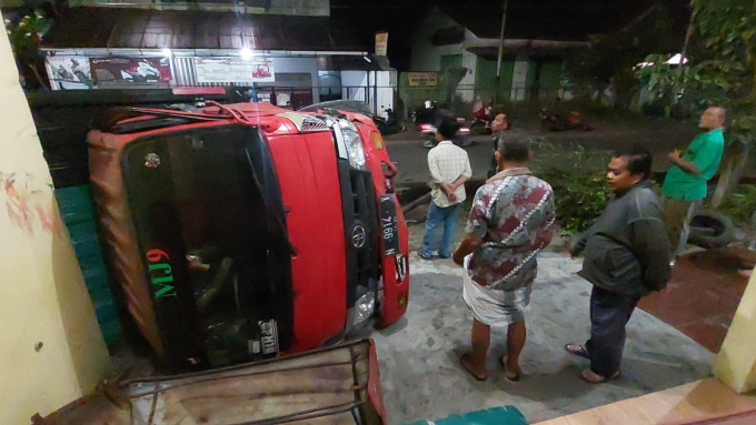 TERGULING: Truk ekspedisi yang tertabrak tronton. Kecelakaan ini dipicu kondisi sopir tronton yang mengantuk saat mengemudi.