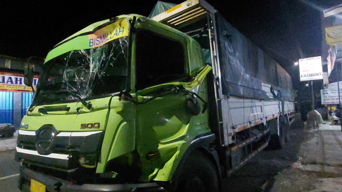 PENYOK: Kondisi truk tronton yang mengalami kecelakaan di Jalan Basuki Rahmat, Tegalbesar, Kaliwates, Jember.