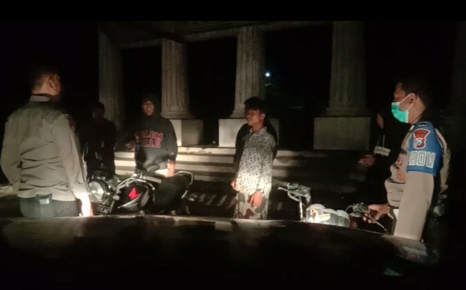 TERCIDUK: Kapolsek Patrang AKP Heri Supadmo saat mengamankan motor protolan.