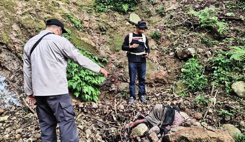 TEMUKAN MAYAT: Anggota Polsek panti saat mendatangi tempat kejadian perkara (TKP) di kawasan hutan Perhutani di Desa Kemiri, Kecamatan Panti, Jember.