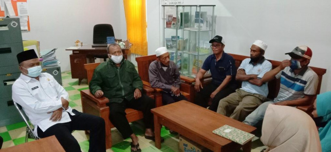SAMPAIKAN UNEK-UNEK: Sejumlah wali murid MTs NU Al Badar Rambipuji mendatangi kantor Kemenag Jember. Mereka menyampaikan kekhawatiran soal nasib kelulusan anaknya pascakeluarnya surat edaran kepala madrasah yang baru.
