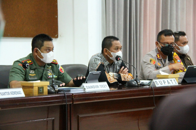 JELASKAN: Perwakilan GPdI Pendeta Jordi saat menjelaskan asal-usul keberadaan umat Kristen dan gereja di Desa Tempeh Tengah, Kecamatan Tempeh, di Gedung PKK, kemarin