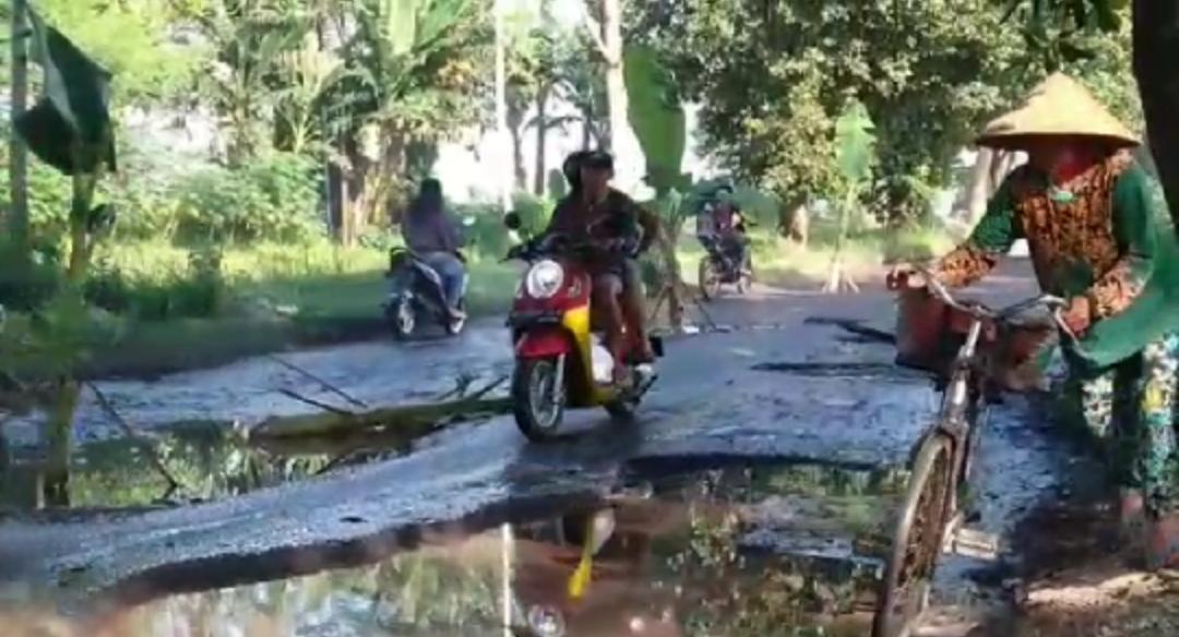 RUSAK PARAH: Kondisi jalan menuju Igir-Igir Desa Karang Semanding, Kecamatan Balung, Jember.