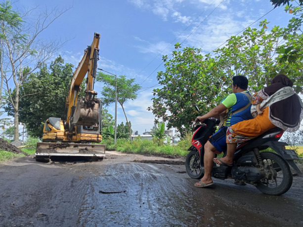 MULAI DIKERUK: Sebuah alat berat diterjunkan untuk merekonstruksi jalan menuju Igir-Igir Desa Karang Semanding, Kecamatan Balung, Sabtu (2/4). Perbaikan jalan ini ditargetkan selesai 28 Juni mendatang.
