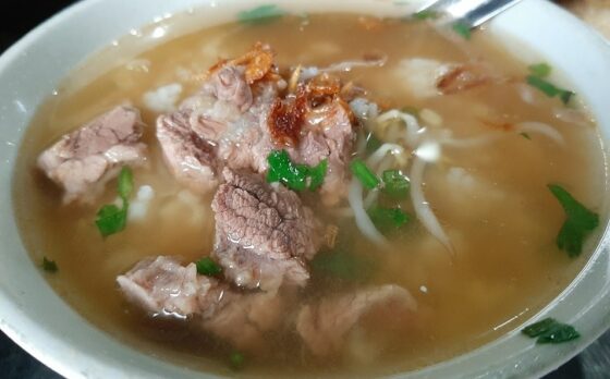 Warung soto daging Triwindu, Solo, berdiri  selama 83 tahun dan tetap digemari oleh waga Solo. (Solopos.com/Kurniawan). 