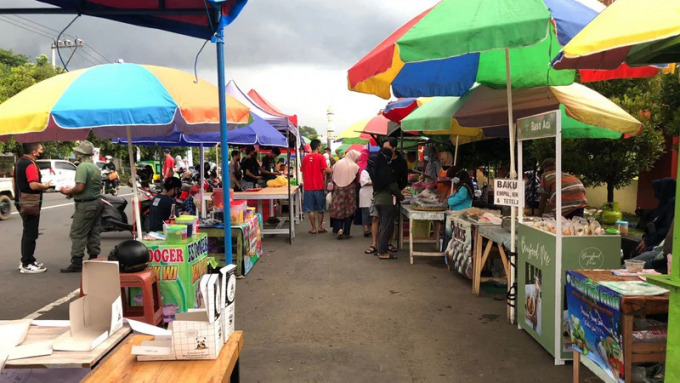 Tradisi berburu takjil dilakukan oleh masyarakat Indonesia pada umumnya