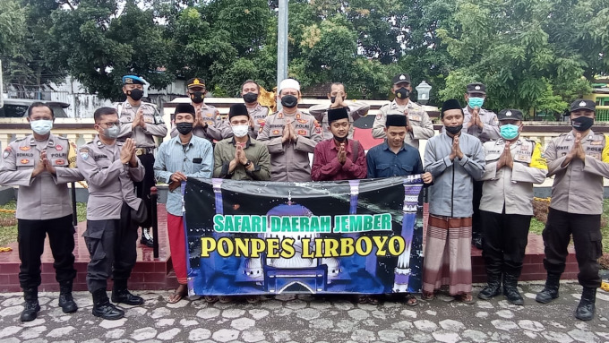 SINERGIS: Jajaran Polsek Puger foto bersama dengan para santri asal Ponpes Lirboyo Kediri, ketika berkunjung ke kantor polsek, Kamis (7/4).