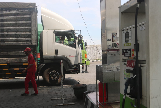 Akibat terjadi kelangkaan solar di SPBU di Kabupaten Jombang, hal ini membuat sopir truk harus rela mengantre bahkan tidar di SPBU sekalipun