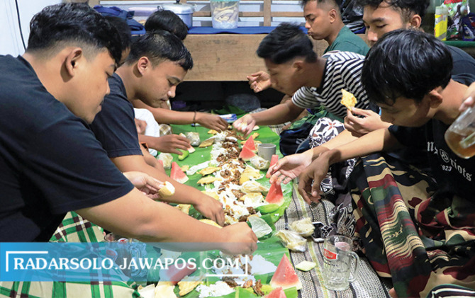Di Desa Ngasem, Kecamatan Colomadu, Kabupaten Karanganyar, Jawa Tengah, tradisi makan bersama beralaskan daun pisang (kembulan) hingga saat ini tetap dilakukan termasuk saat berbuka puasa sekalipun.