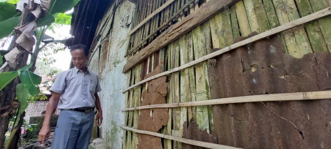 MALING RAKUS: Warga menunjukkan lokasi kandang yang sempat disatroni maling. Kini, warga di Dusun Taman Glugu, Desa Badean, Bangsalsari, Jember, bersiaga. Setiap malam mereka berjaga-jaga.