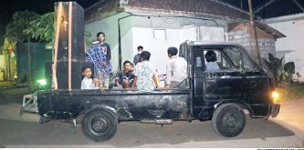 Kegiatan membangunkan orang untuk makan sahur di Dusun Reco Banteng, Desa Suwaru, Malang cukup unik, karena umat Kristiani di desa setempat ikut serta dalam kegiatan tersebut.