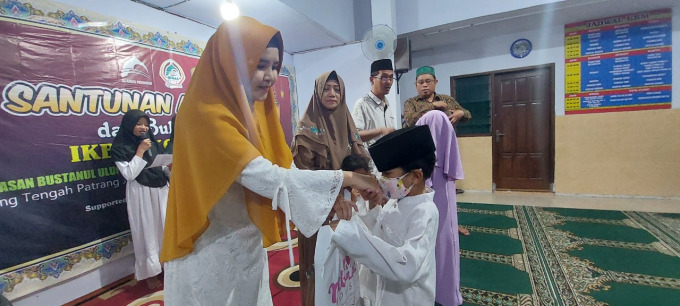 FILANTROPI: Perwakilan Ikbal Prenduan Sumenep menyerahkan santunan kepada anak yatim. Kegiatan ini berlangsung di Ponpes Bustanul Ulum, Kelurahan Gebang, Kecamatan Patrang, Senin (11/4).