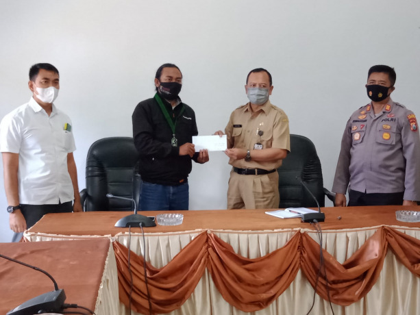 SAMPAIKAN SURAT: Sekertaris Dewan DPRD Bondowoso Sholikin menerima surat tuntutan yang dilayangkan oleh HMI Cabang Bondowoso.