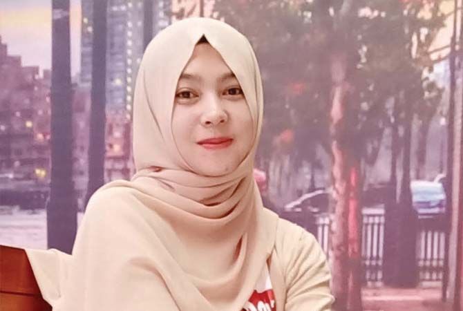 Ika Widra perempuan berusia muda dan cantik itu, kini sukses menjalankan bisnis toko buah di Trenggalek.
