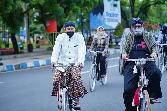 Sunaryo, Kepala Dinas Perdagangan dan Kerja (Disdagnaker) Kabupaten Pacitan, memiliki hobi mengoleksi sepeda tua dan bagian dari melestarikan sepeda tersebut dari kepunahan.