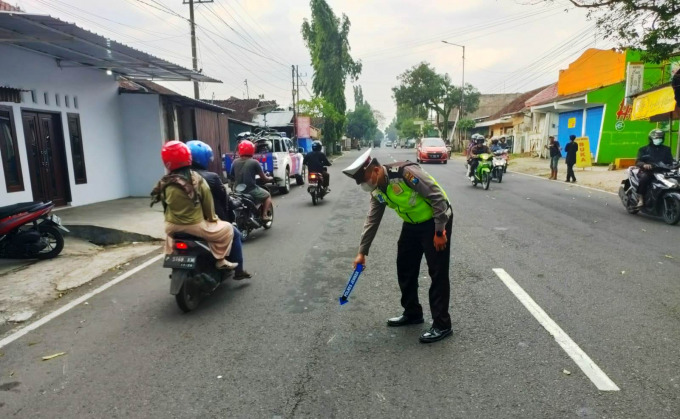 SEBABKAN KORBAN: Anggota Satlantas Polres Jember melakukan olah TKP di lokasi kejadian.
