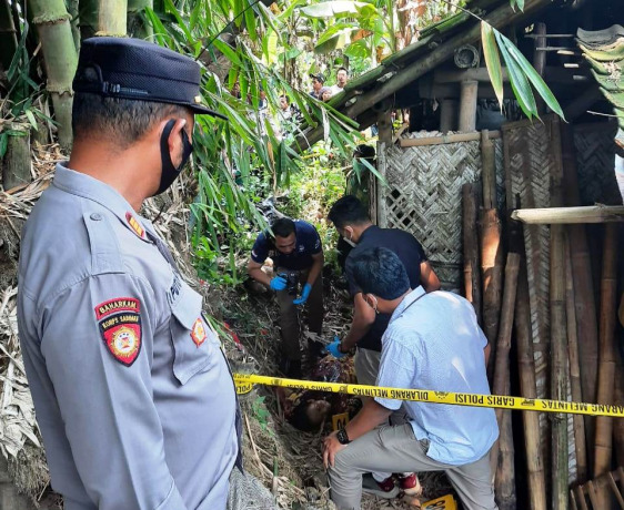 KUMPULKAN BUKTI: Aparat kepolisian melakukan olah TKP di lokasi penemuan jenazah. Diduga, korban meninggal bunuh diri.