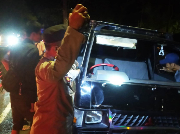 LAKA TUNGGAL: Pikap yang mengalami kecelakaan di Gumitir, Desa Sidomulyo, Kecamatan Silo, Jember, Kamis (14/4) malam.