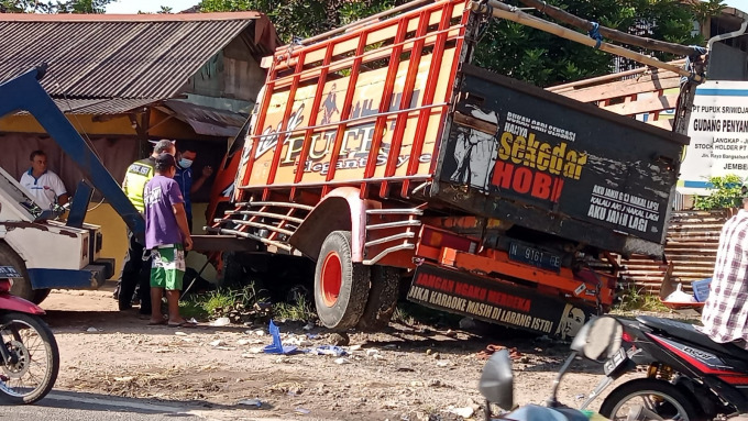 NAHAS: Truk yang dikemudikan Romli warga Dampit, Kabupaten Malang, menjadi penyebab tabrakan beruntun di Jalan Raya Desa Langkap, Kecamatan Bangsalsari, Jember, Jumat (15/4) Subuh.