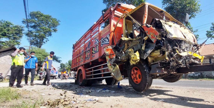 MEMAKAN KORBAN: Kondisi truk yang mengalami kecelakaan di Jalan Raya Bangsalsari, Jember. Seorang pengendara motor meninggal di lokasi.