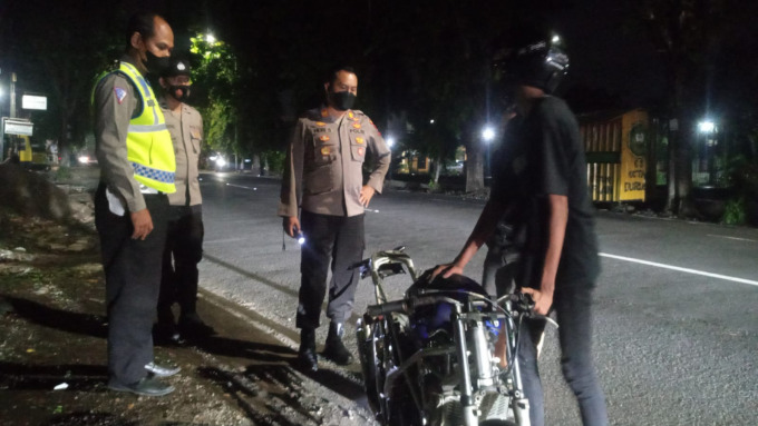 TERCIDUK: Anggota Polsek Patrang mengamankan salah seorang remaja yang mengendarai motor protolan. Razia ini dilakukan untuk mencegah balap liar di wilayah Polsek Patrang.