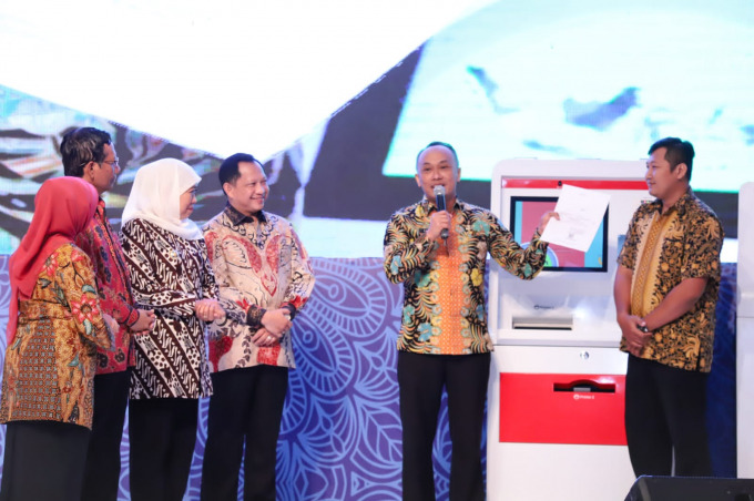 TERBAIK: Jawa Timur menempati level terbaik berdasarkan hasil evaluasi Ditjen Dukcapil Kemendagri periode triwulan satu tahun 2022. Tercatat hanya empat Disdukcapil provinsi di Indonesia yang meraih penilaian tersebut. Yaitu Jawa Timur, Sumatera Barat, La