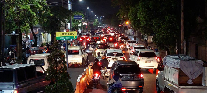 MENGULAR: Kondisi Jalan Trunojoyo, Kaliwates, ketika terjadi antrean kendaraan di atas pukul 18.00 hingga jam 20.00