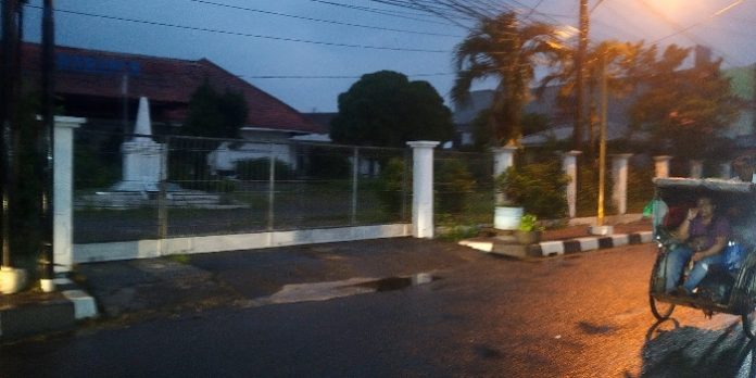 RS.Harapan Depok kini kelihatan sepi melompong di malam hari, setelah rumah sakit itu berhenti beroperasi pada Desember tahun 2021 lalu.