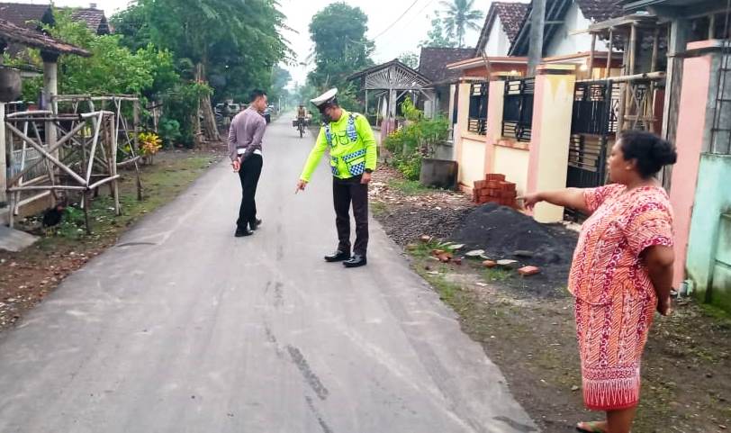 OLAH TKP: Warga menunjukkan lokasi terjadinya kecelakaan di Desa Glundengan, Kecamatan Wuluhan, Jember, Senin (18/4) awal pekan ini.