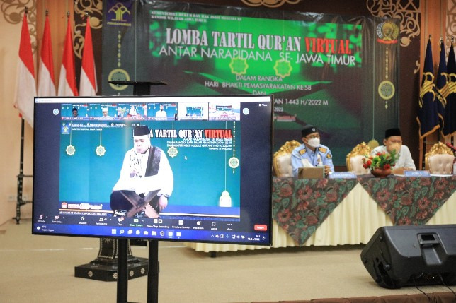 Salah seorang peserta lomba membaca Al Qur’an untuk memeriahkan peringatan Nuzulul Qur’an